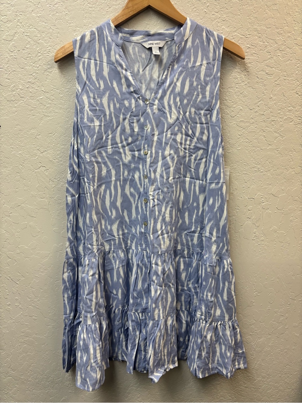 Nwt nine West purple and white pattern | v-neck ruffled button front tiered med